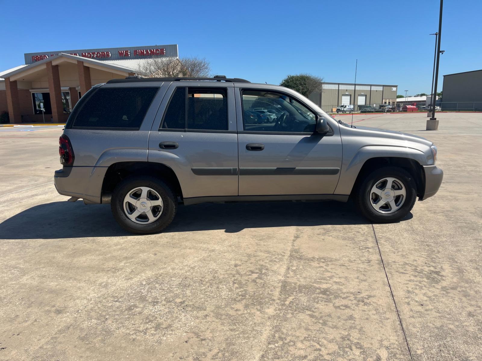 2005 GRAY /gray Chevrolet TrailBlazer LS 2WD (1GNDS13S052) with an 4.2L L6 DOHC 24V engine, 4-Speed Automatic Overdrive transmission, located at 14700 Tomball Parkway 249, Houston, TX, 77086, (281) 444-2200, 29.928619, -95.504074 - Photo #7
